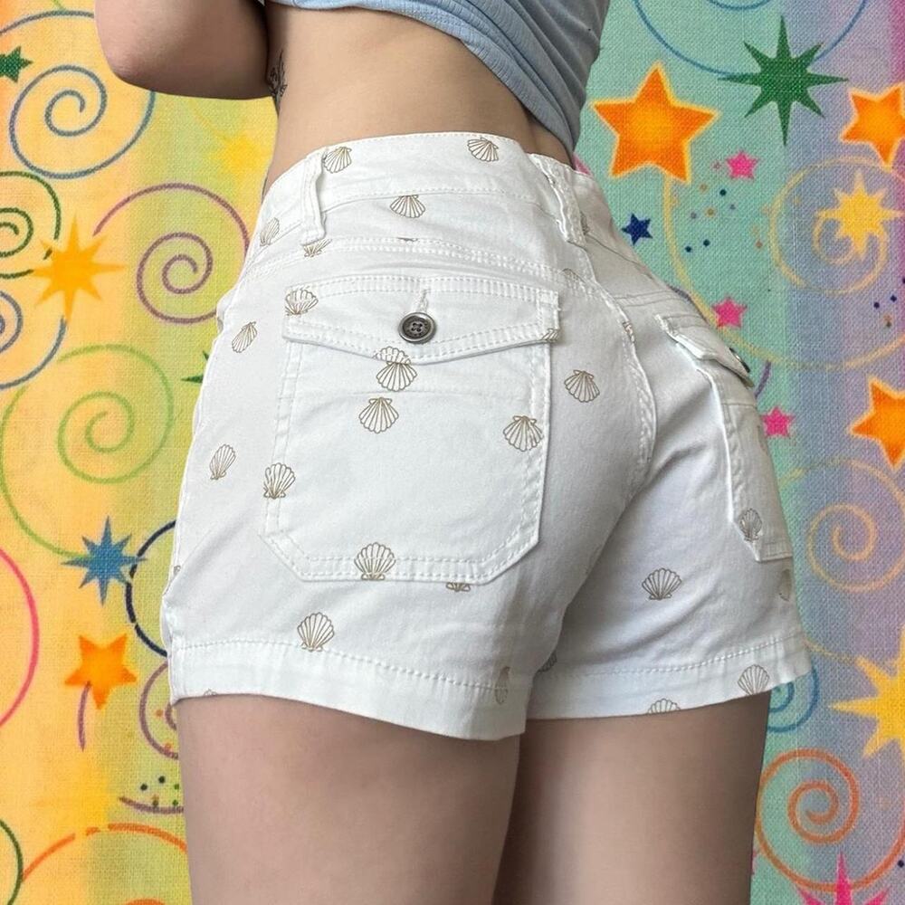 White low rise cargo shorts with shell pattern